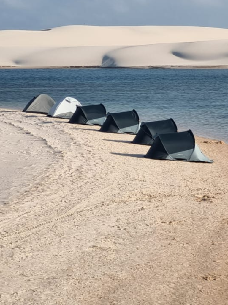 Barracas de camping junto a uma lagoa entre as dunas dos Lençóis Maranhenses