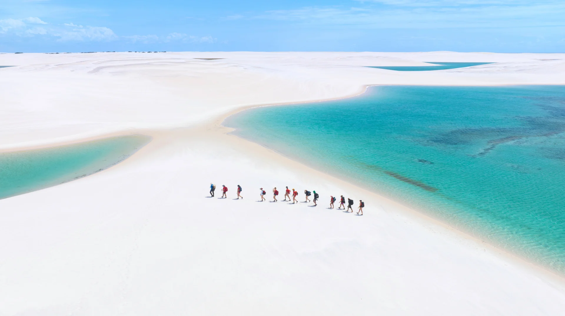 Dunas e lagoas dos Lençóis Maranhenses, com um grupo de caminhantes